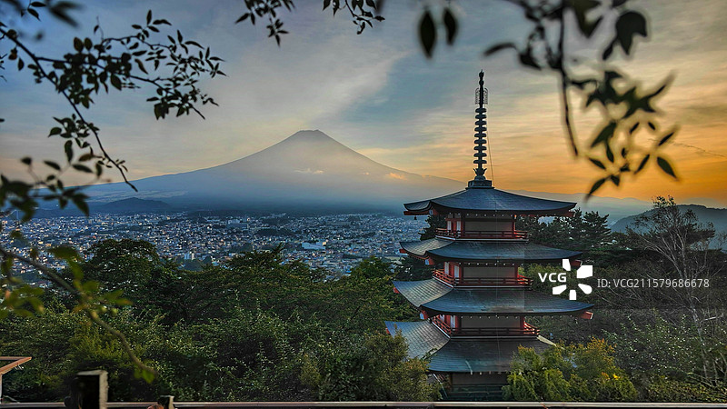 富士浅间神社是日本古老神社，主祀木花开耶姬命，坐落于富士山周边，建筑古朴，朱红鸟居醒目，与富士山美景图片素材