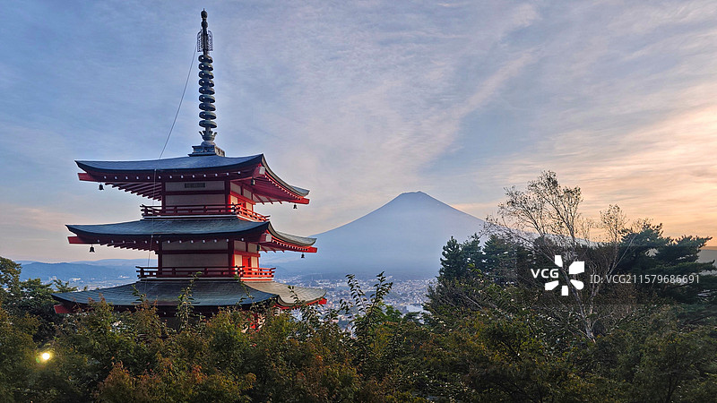 富士浅间神社是日本古老神社，主祀木花开耶姬命，坐落于富士山周边，建筑古朴，朱红鸟居醒目，与富士山美景图片素材