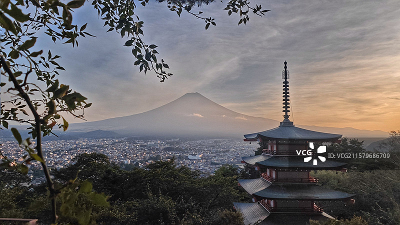 富士浅间神社是日本古老神社，主祀木花开耶姬命，坐落于富士山周边，建筑古朴，朱红鸟居醒目，与富士山美景图片素材