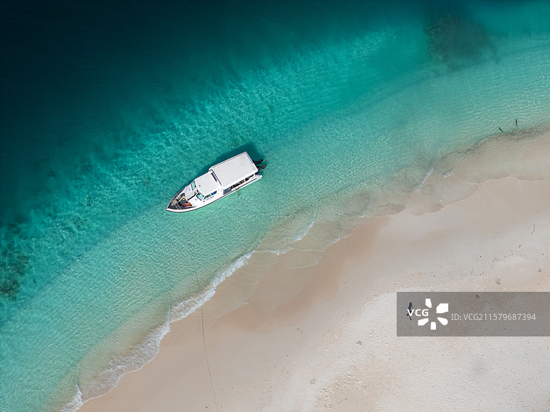 马尔代夫海边快艇浮潜图片素材