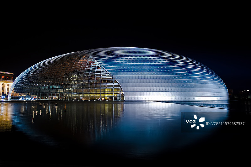 中国大剧院 夜景 傍晚 倒影 光 建筑 椭圆形 都市风光 设计 现代 旅游 著名景点 银蓝色图片素材