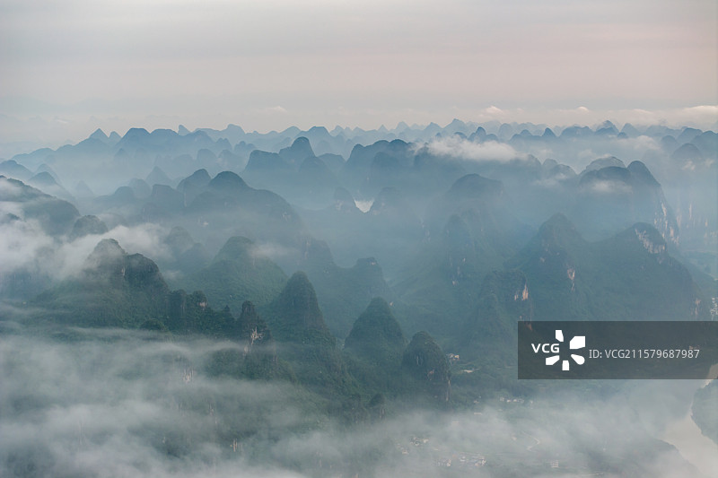 云雾缭绕的千里江山图图片素材