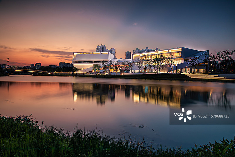 沐浴在霞光中的无锡伯渎河文化中心图片素材