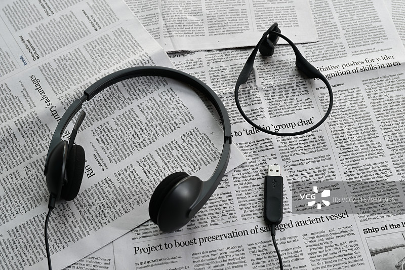 耳机和英语报纸，英语听力，听力练习，高考听力，工作沟通图片素材