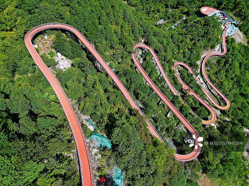 甘肃康县：长坝镇青龙山旅游度假区的徒步观光“云道”图片素材