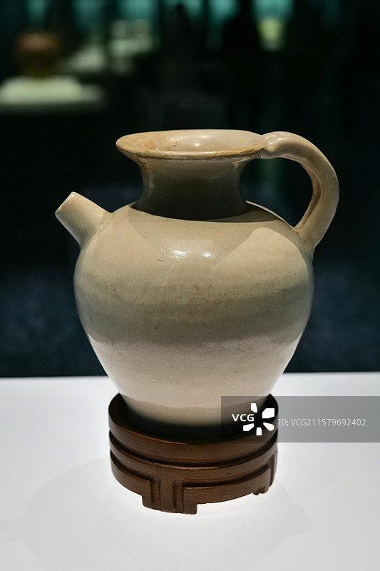 白釉执壶 唐代 1958年河南三门峡陕州区出土 中国国家博物馆“中国古代瓷器展”图片素材
