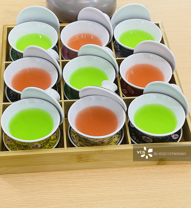 整齐摆放茶碗茶盖双色红色绿色果汁西瓜汁山楂汁黄瓜汁青柠檬汁苹果汁都美彩色颜色诱人养生饮品艺术图片素材
