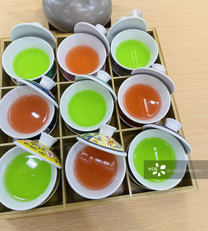 整齐摆放茶碗茶盖双色红色绿色果汁西瓜汁山楂汁黄瓜汁青柠檬汁苹果汁都美彩色颜色诱人养生饮品艺术图片素材