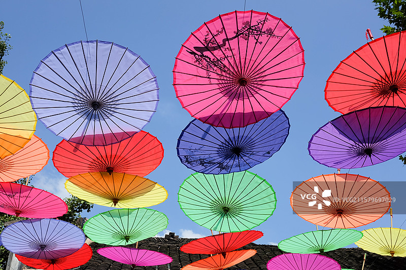 中国古镇装饰，悬挂在天空下的，仿古彩色中式油纸伞图片素材