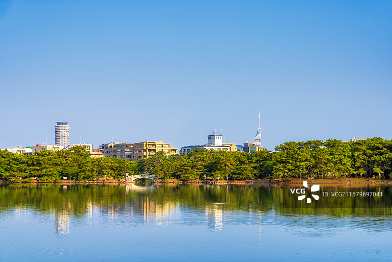 日本福冈县Fukuoka，大濠公園Ohori Park，大濠池，茶村桥，都市天际线，福冈塔，地标建筑图片素材