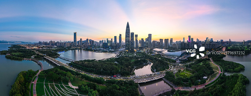 暮色鎏金时，湖光映璀璨天际图片素材