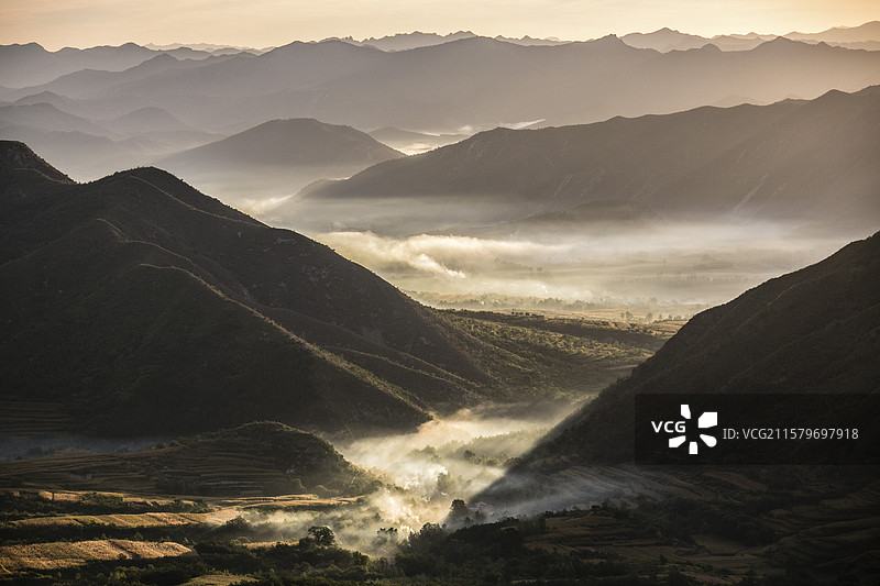 山影披纱  日吻千峰图片素材