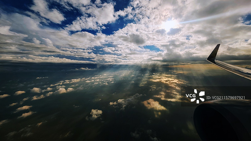 飞机上俯瞰海面，夕阳射下万丈金光图片素材