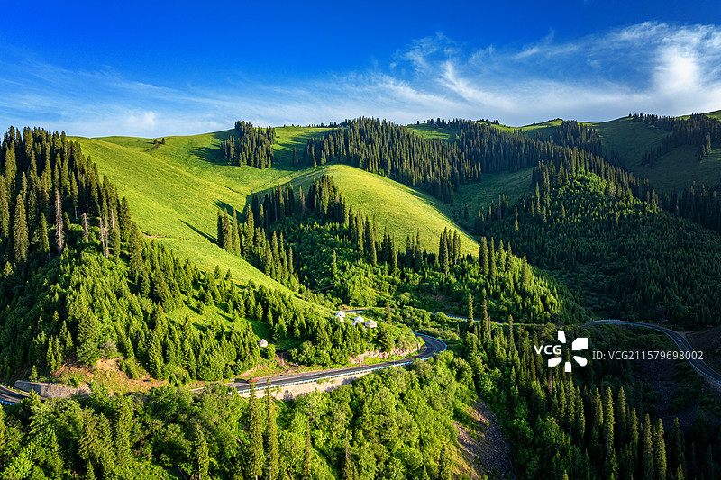 新疆独库公路伊犁草原蓝天白云图片素材