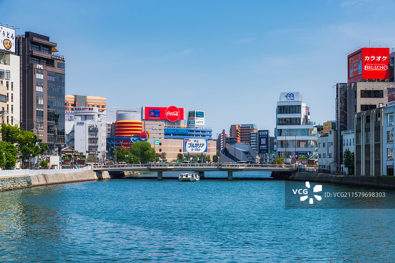 日本福冈县Fukuoka，博多区，那珂川Naka River，中洲Nakasu，都市天际线，夏季图片素材