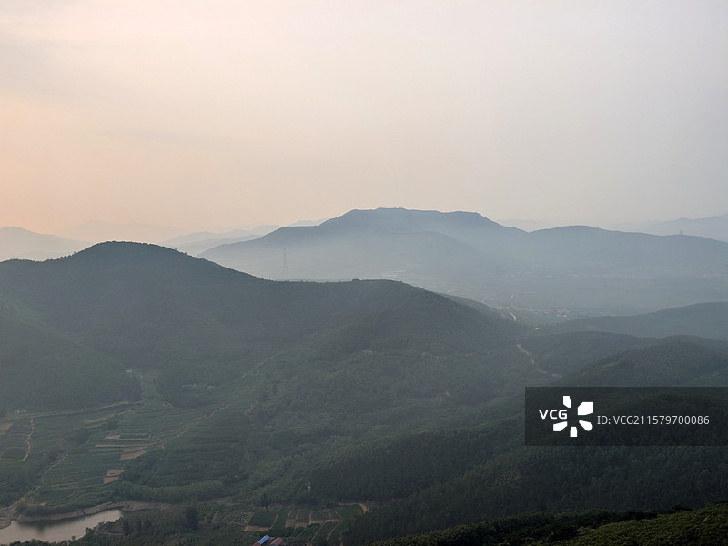 夏天，莒县屋楼崮，山顶日出云雾千重山图片素材