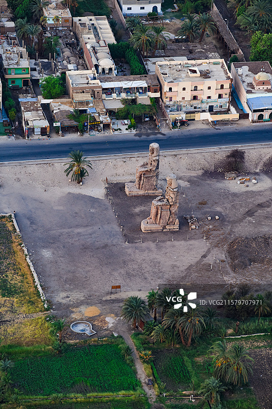 航拍俯瞰埃及曼农巨像石雕像图片素材