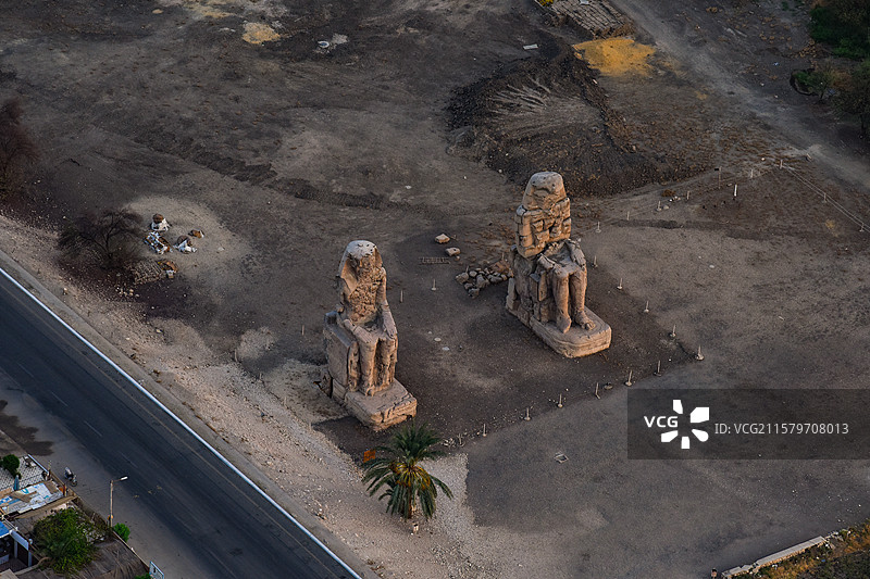 航拍俯瞰埃及曼农巨像石雕像图片素材