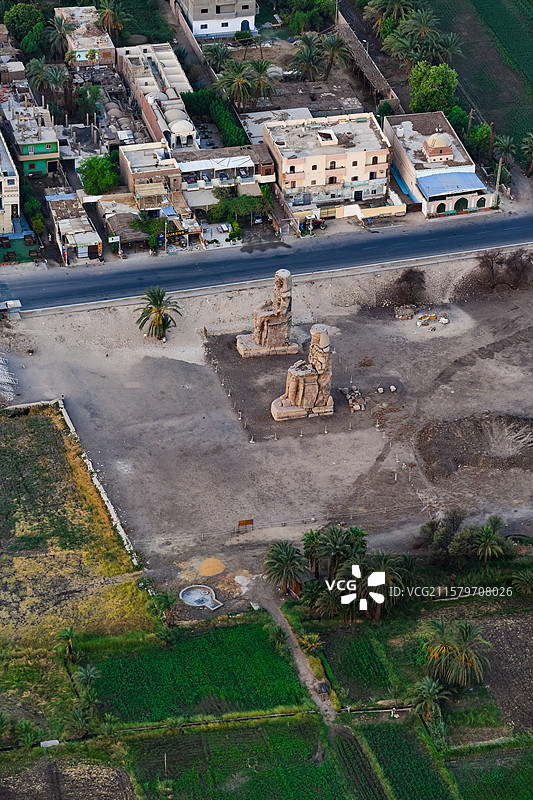 航拍俯瞰埃及曼农巨像石雕像图片素材