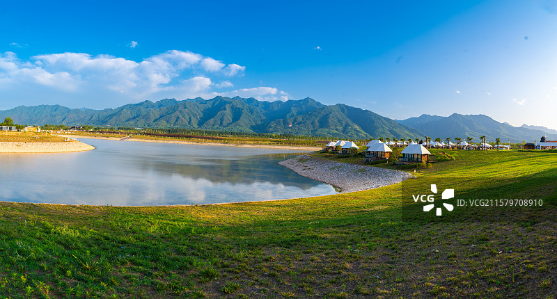 多巴胺蓝天白云露营地图片素材