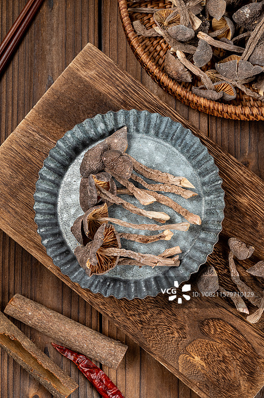 木桌上的干蘑菇图片素材