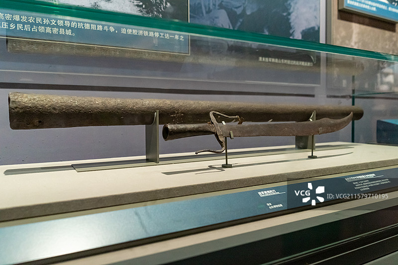 中国山东泰安革命烈士陵园公园，革命史展览馆，玻璃柜里的刺刀刀具武器装备，室内无人图像摄影图片素材