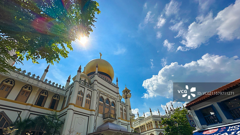 新加坡甘榜格南苏丹回教堂蓝天下教堂的低角度视图图片素材