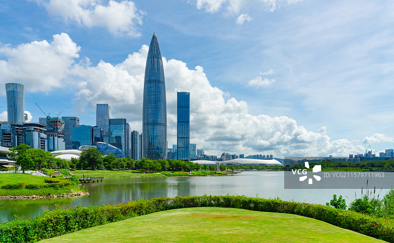 深圳人才公园清新绿意盎然蓝天白云下的后海CBD地标建筑图片素材