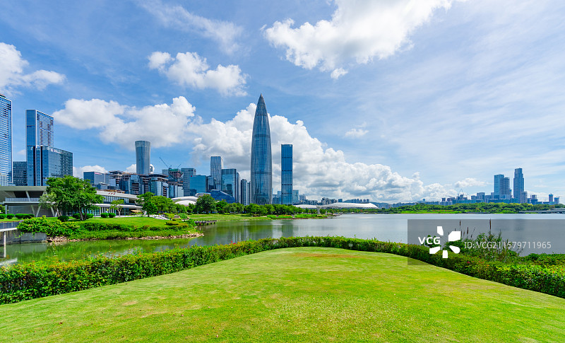深圳人才公园清新绿意盎然蓝天白云下的后海CBD地标建筑图片素材