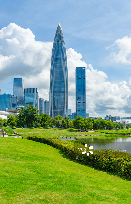 深圳人才公园清新绿意盎然蓝天白云下的后海CBD地标建筑图片素材