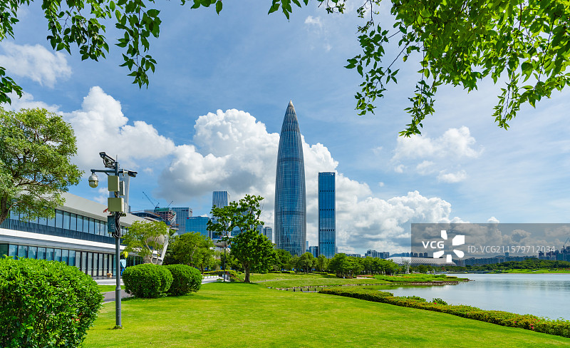 深圳人才公园清新绿意盎然蓝天白云下的后海CBD地标建筑图片素材