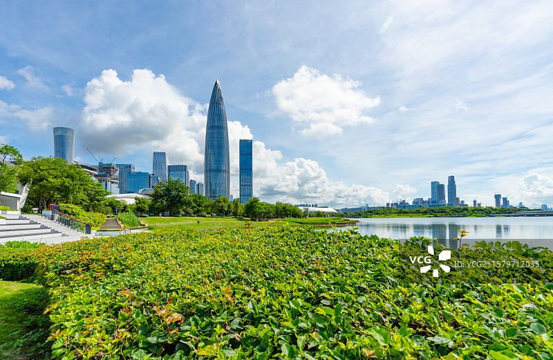 深圳人才公园清新绿意盎然蓝天白云下的后海CBD地标建筑图片素材