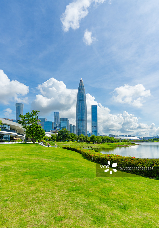 深圳人才公园清新绿意盎然蓝天白云下的后海CBD地标建筑图片素材