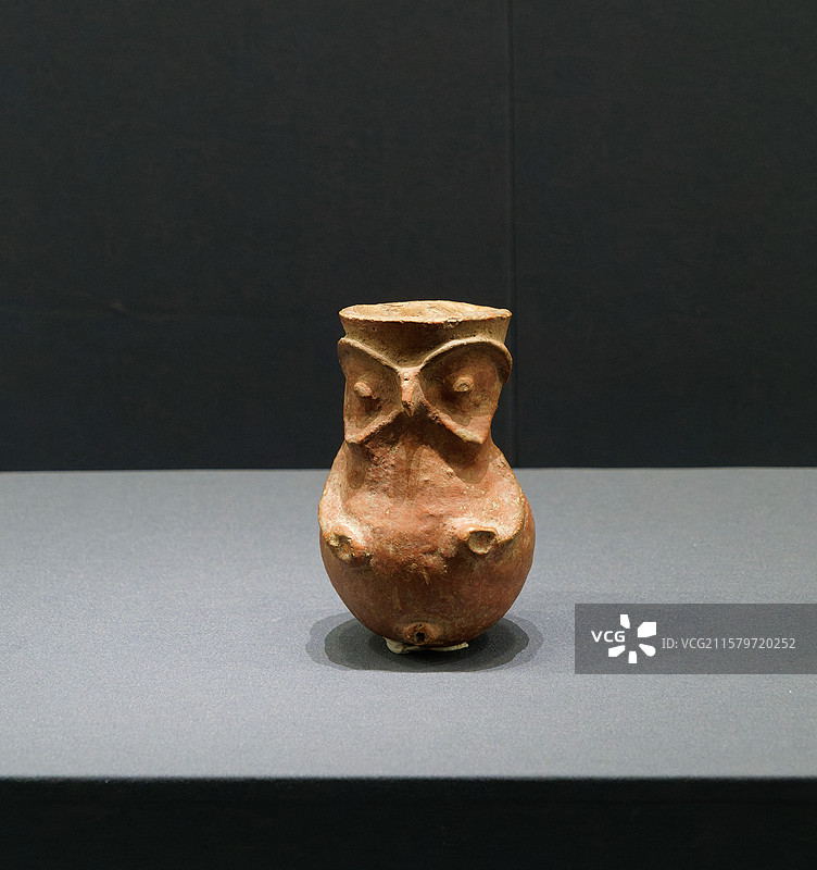 美术工艺，动物造型的饮酒器，鸮，鸮形来通杯图片素材