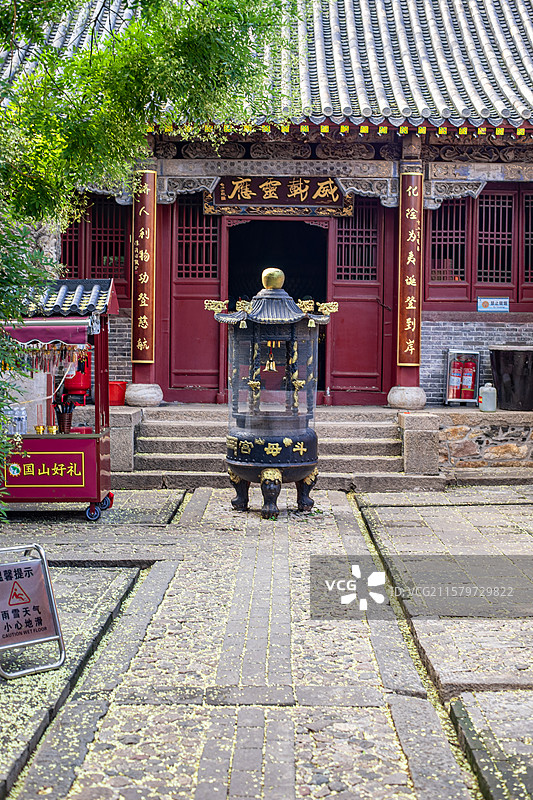 中国非都市风光拍摄主题，山东泰安泰山斗母宫里的古代建筑，中式庭院里的高大的香炉，户外白昼无人图像摄影图片素材