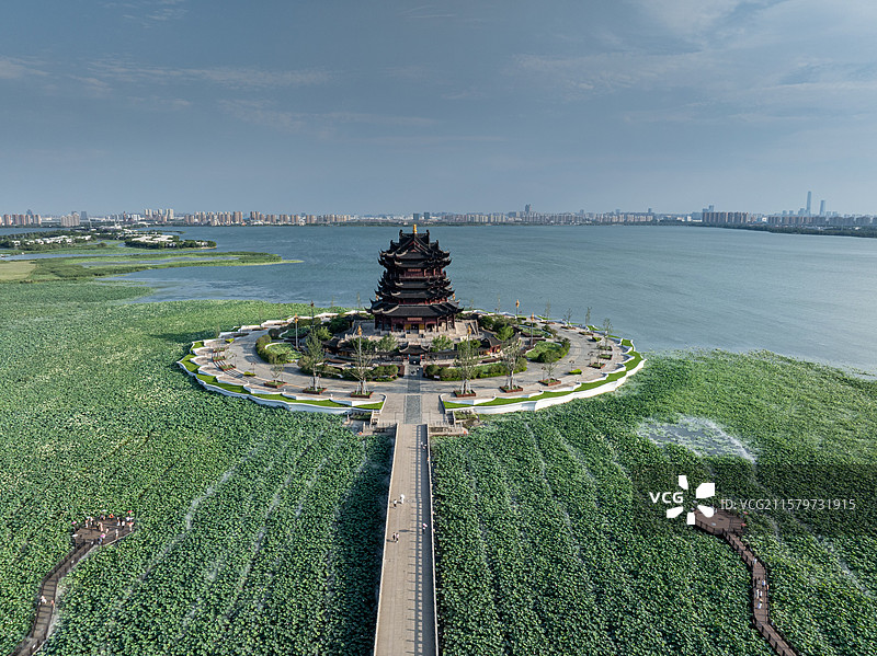 重元寺正面远景与长堤通道图片素材