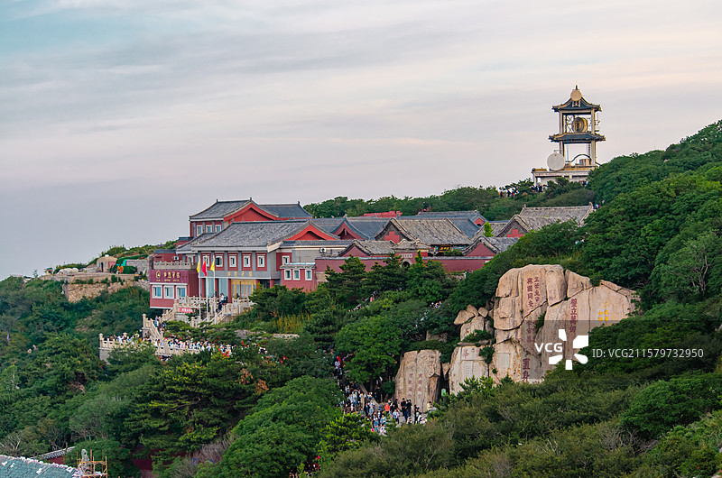 中国非都市风光拍摄主题，山东泰安市国内著名景点泰山风景区，玉皇顶玉皇庙和电塔，户外白昼无人图像摄影图片素材