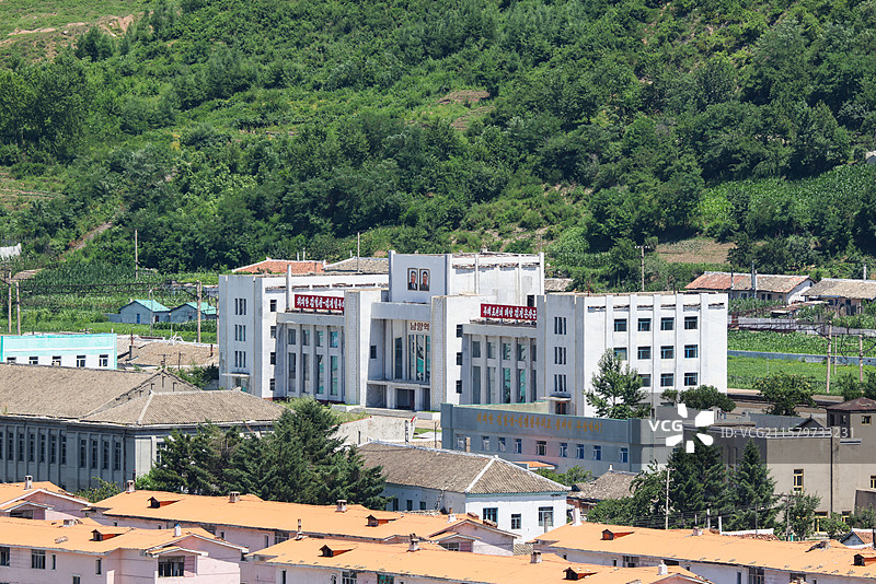 从延边图们南阳亭看中朝边境朝鲜南阳郡建筑院落自然风光图片素材