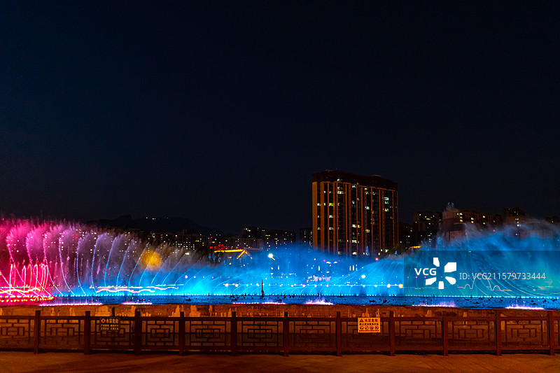 中国非都市风光拍摄主题，现代城市生活与休闲娱乐，广场上的喷泉和景观设计图片素材