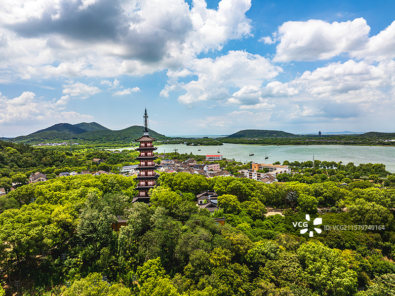 航拍夏季水晶天气的苏州光福镇铜观音寺风光图片素材