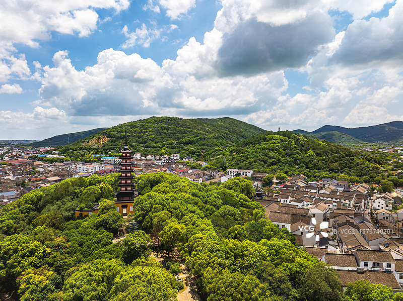 航拍夏季水晶天气的苏州光福镇铜观音寺风光图片素材