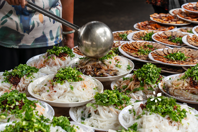 云南婚宴流水席凉拌米粉浇汁图片素材