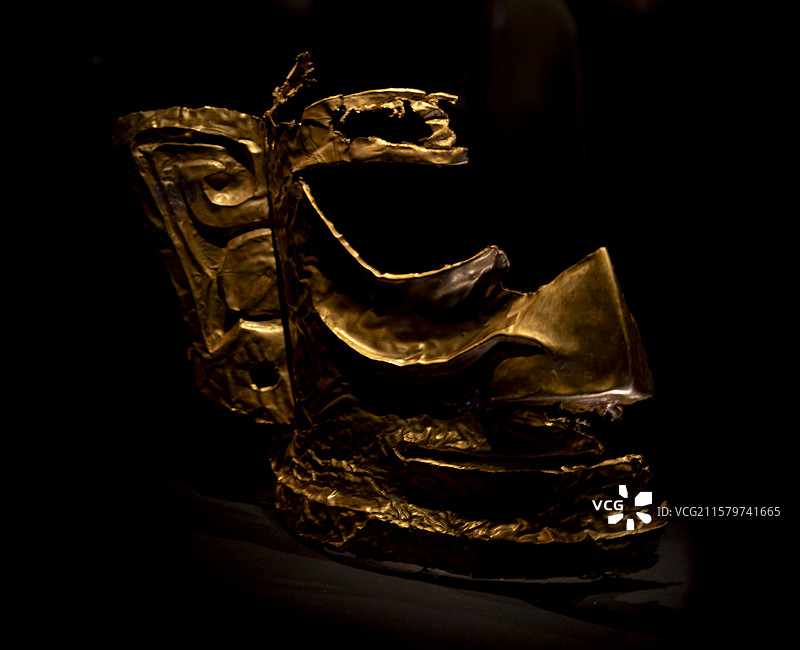 工匠将信仰熔进铜液，于是神权在泥土中凝固成永恒图片素材