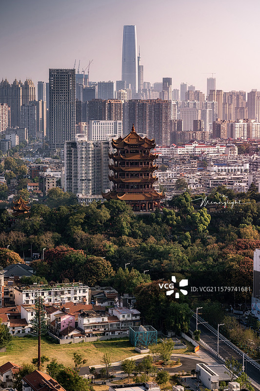 武汉黄鹤楼与绿地中心同框图片素材