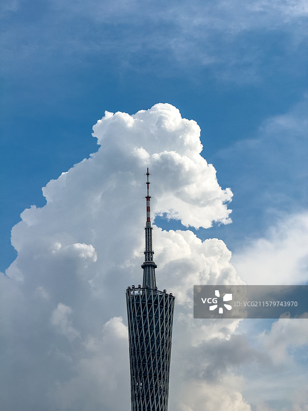 蓝天白云下的广州塔图片素材