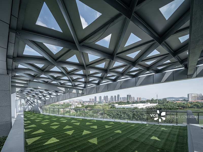 三角天窗结构与草坪屋顶的现代建筑空间图片素材