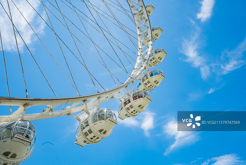 深圳欢乐港湾摩天轮与蓝天的交响图片素材
