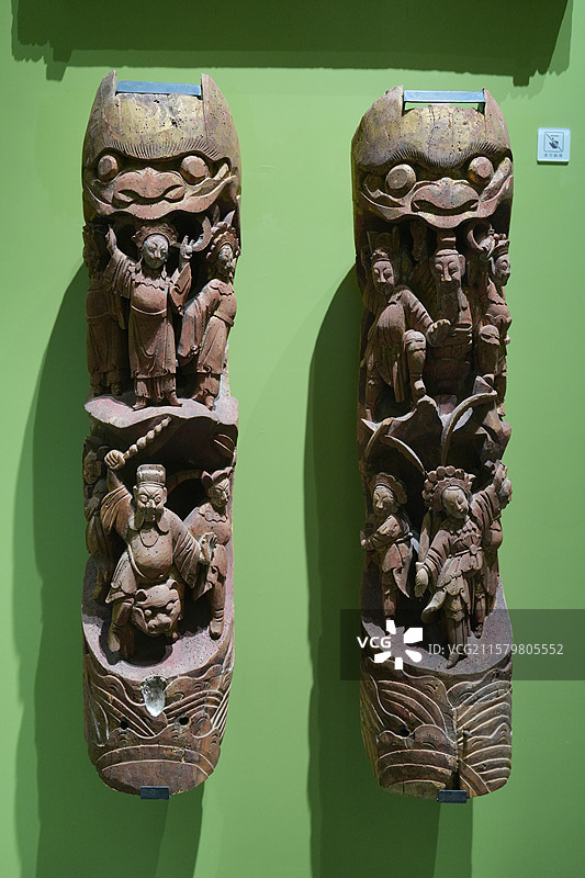 清代镂雕戏曲人物木撑拱建筑构件图片素材