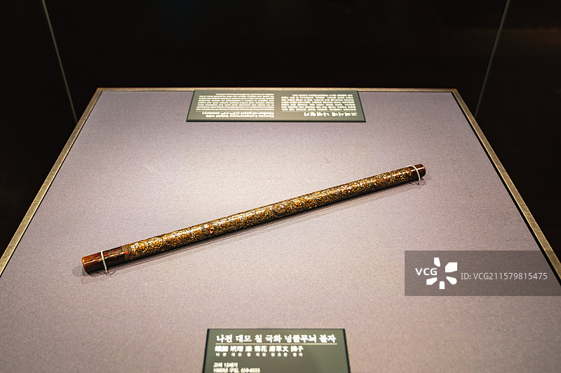 韩国首尔特别市，龙山区，国立中央博物馆，书画馆，木漆工艺室，螺钿玳瑁漆菊花唐草文拂子，韩国螺钿漆器图片素材