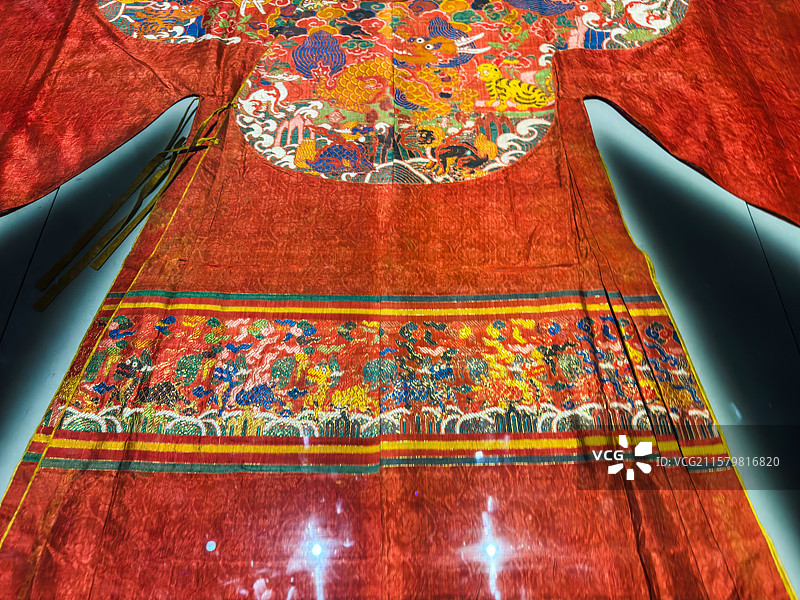 明代 大红色四兽朝麒麟纹妆花纱女袍 孔府旧藏 山东博物馆图片素材